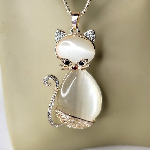 Cat Shaped Crystal Pendant - Picture 12 of 12